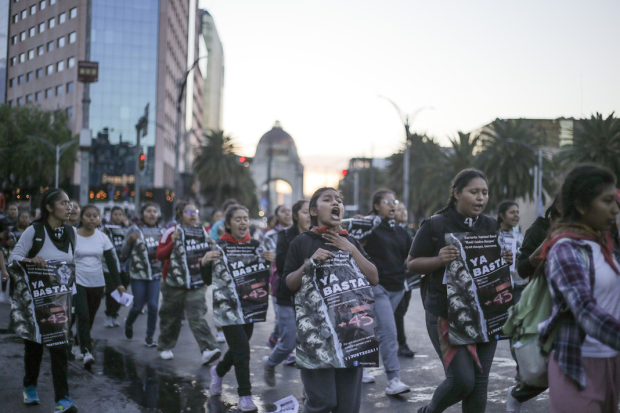 Cientos de normalistas, padres de familia y activistas de distintas organizaciones marcharon ayer en la Ciudad de México y otras ciudades para conmemorar el noveno aniversario de la desaparición de los 43 estudiantes de Ayotzinapa, ocurrido el 26-27 de septiembre de 2014.