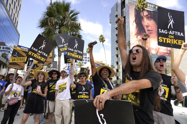 Integrantes del Sindicato de Actores de Cine-Federación Estadounidense de Artistas de Radio y Televisión protestaron frente a instalaciones de Netflix, en Los Ángeles, California, ayer.