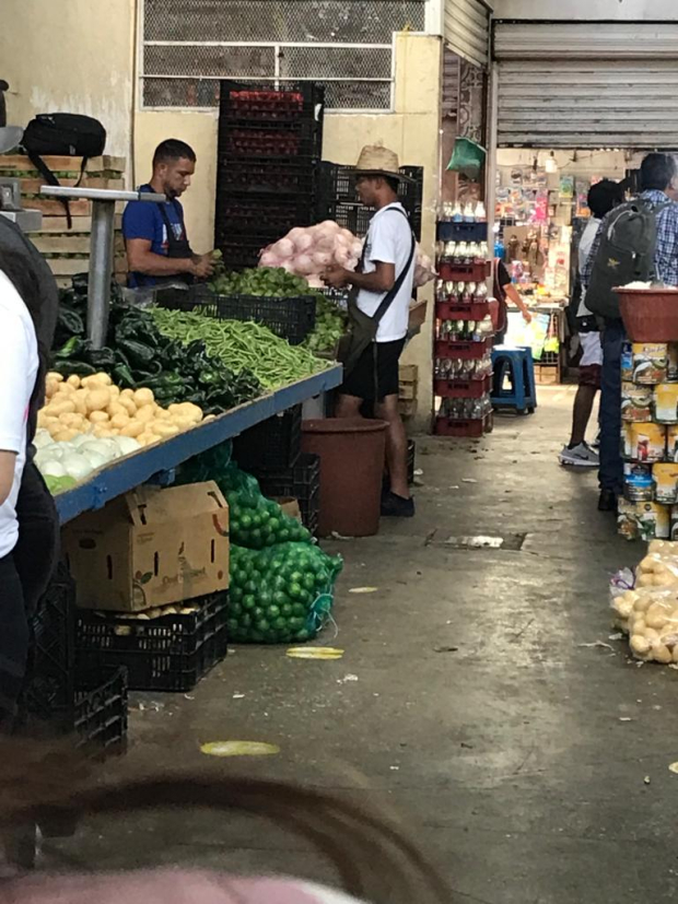 Un venezolano trabaja en el mercado de Tacuba.
