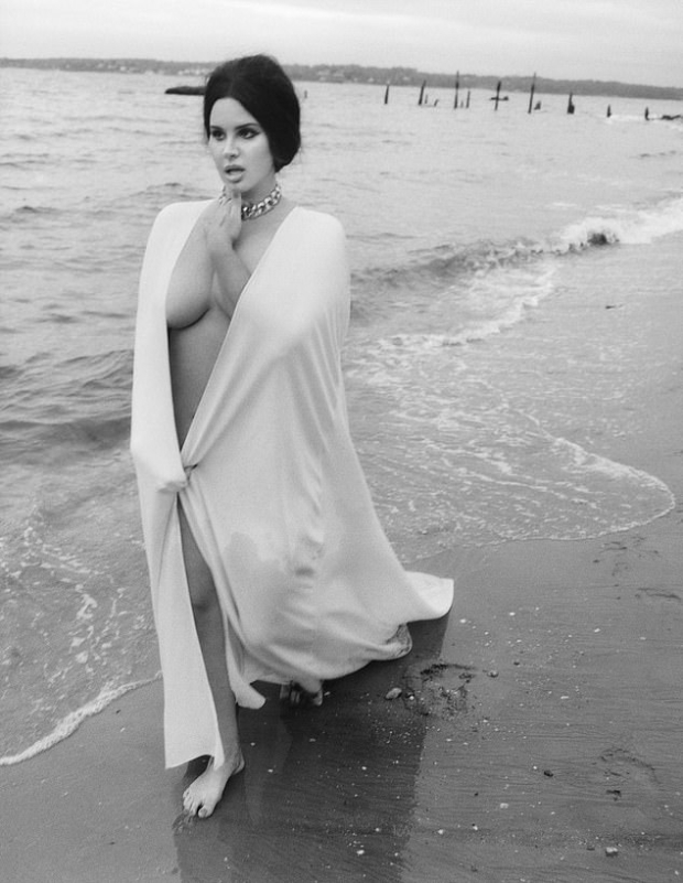 La polémica foto de Lana del Rey en la playa por su escote extremo