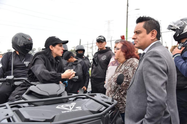 Sandra Cuevas encabezó el convoy a bordo de una cuatrimoto que lucía calcomanías del Operativo Diamante.
