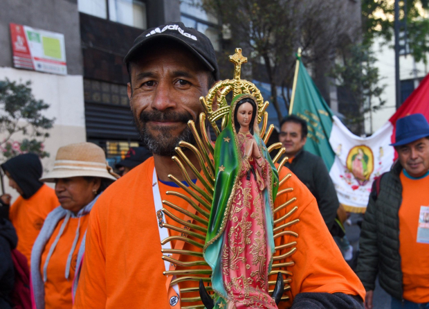 Miles de feligreses acuden a la Basílica de Guadalupe para celebrar a la Virgen María en su día. Muchos aprovechan el previo para descansar de sus largos viajes.