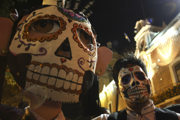 En Atlixco se realiza el desfile de calaveras y catrinas.