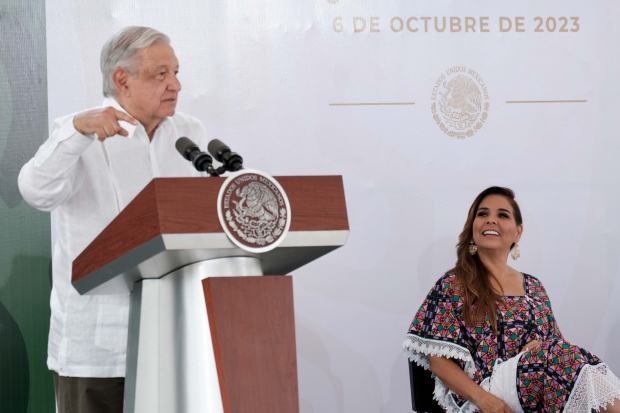 El presidente López Obrador y la gobernadora de Quintana Roo, Mara Lezama.