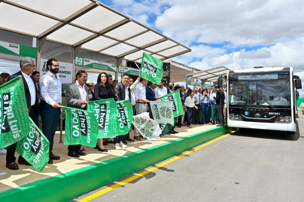 Modernos autobuses MetroRed, con capacidad para 100 pasajeros y comodidades como Internet gratuito y cámaras de seguridad.