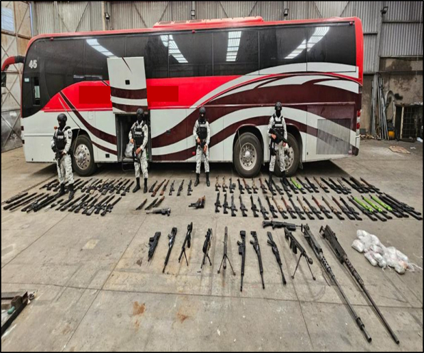 Armas confiscadas como parte del operativo contra el crimen en Jalisco.