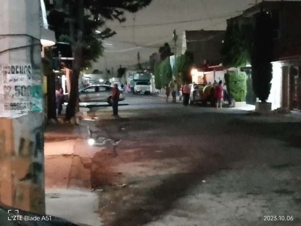 En la zona de Ecatepec, Valle de Anáhuac, la situación en calma, los vecinos salieron de sus casas para ubicarse a la mitad de las calles.