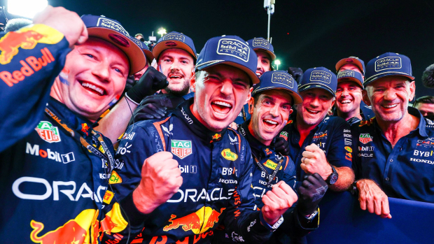 Max Verstappen festeja con parte del equipo de Red Bull su tercer título en la F1.