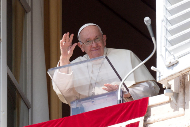 El Papa Francisco dirige la oración del Ángelus en el Vaticano.