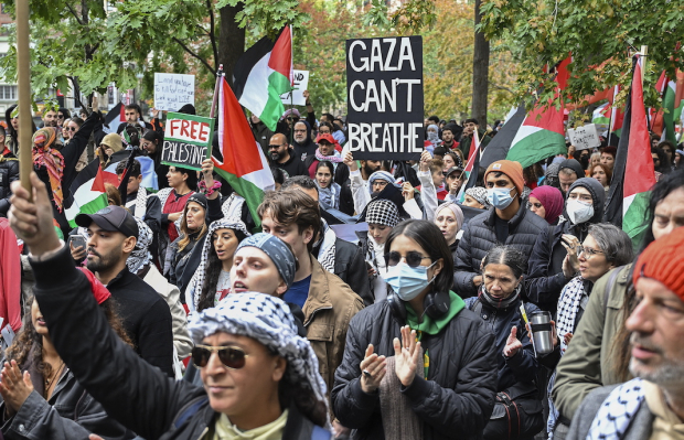 Canadienses protestan en favor de Palestina, tras contraofensiva israelí.