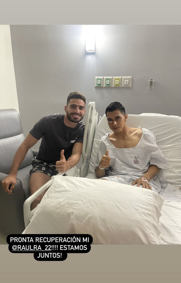 El 'Pollo' Briseño visita al 'Tala' Rangel en el hospital.