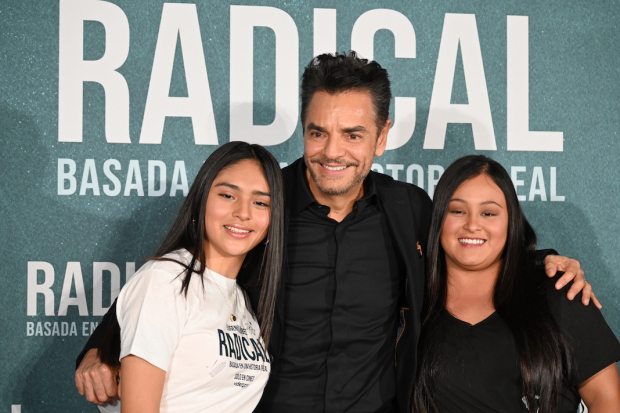 El comediante, con parte del elenco y el verdadero maestro Sergio y la estudiante Paloma.
