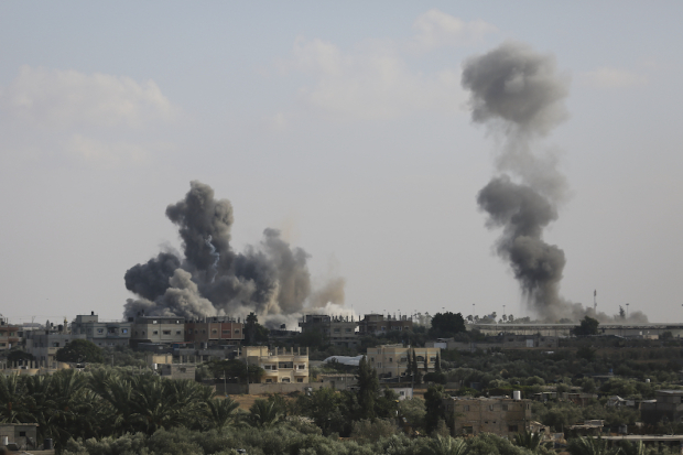 Columnas de humo se levantan en Israel cerca de la frontera con Egipto, ayer.