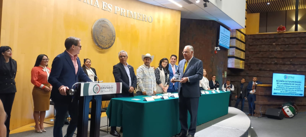 La Comisión presidida por el diputado Emmanuel Reyes Carmona entregó al doctor Germán Fajardo Dolci, director de la Facultad de Medicina de la UNAM, un reconocimiento.