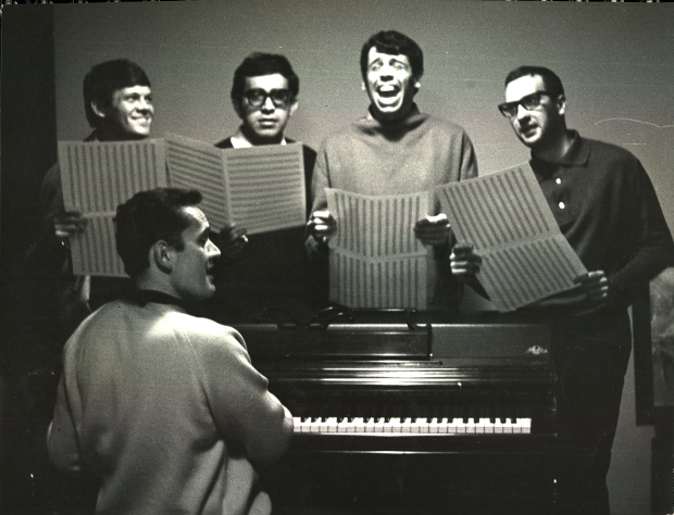 Los Tepetatles (José Luis Cuevas, Carlos Monsiváis,  Alfonso Arau, Vicente Rojo; al teclado, Julian Bert), 1965.