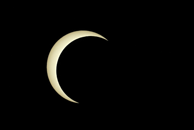 Así se ve el eclipse solar anular desde Texas.