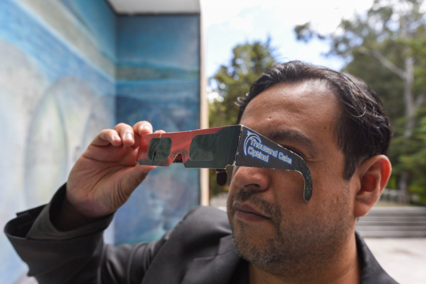Selín Alejandro González Palomino Presidente de la Asociación Astronómica del Valle de Toluca, presenta los lentes de seguridad recomendados para observar el eclipse.
