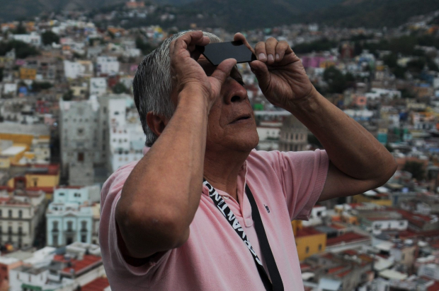 Una mujer aprecia el eclipse solar desde Guanajuato.