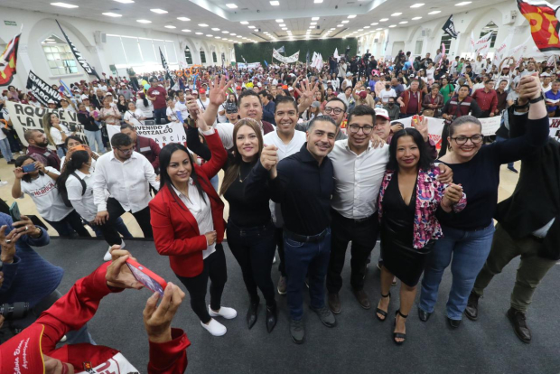 Omar García Harfuch recibe muestras de apoyo de habitantes de Azcapotzalco