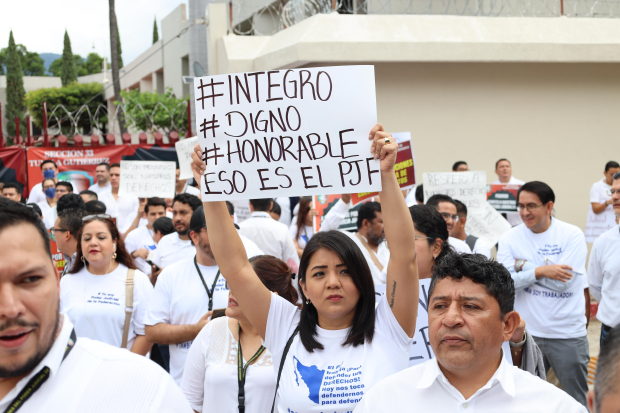 Cientos de trabajadores salieron a manifestarse en Chiapas, ayer.