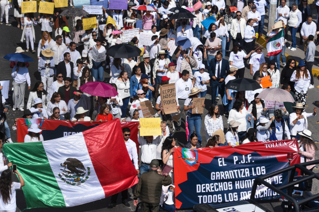 Inconformes de Toluca protestaron contra la reforma de Morena, ayer.
