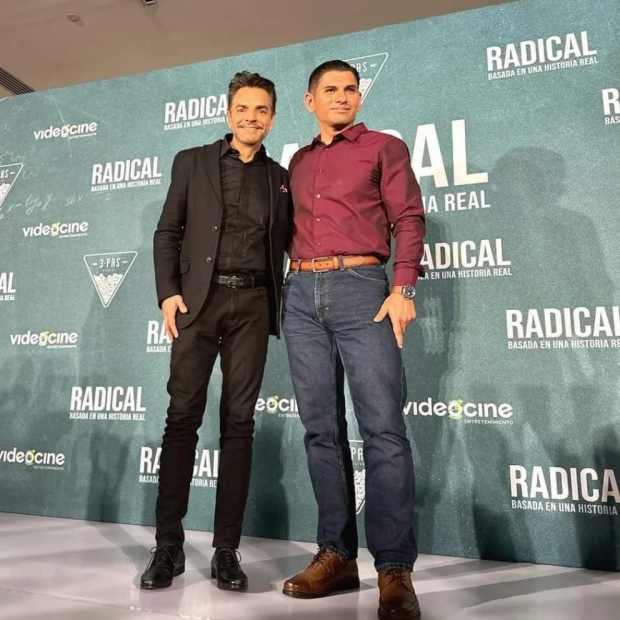 Eugenio Derbez y el maestro Sergio Iván Juárez Correa en la premier de Radical