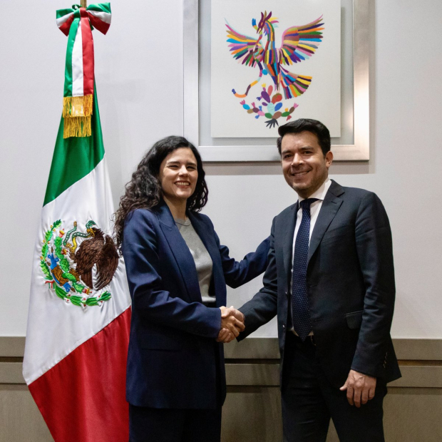 La secretaria Luisa María Alcalde le dio la bienvenida al nuevo subsecretario, ayer.