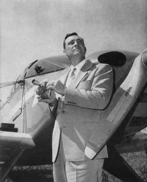 El piloto Kenneth Arnold (1915-1984),  primero en avistar platillos voladores, en Washington, 1947.