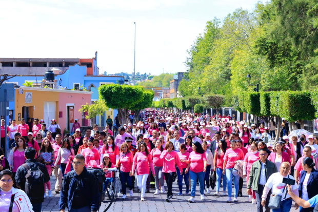 Promueve gobernadora prevención del cáncer de mama con 'Caminata Rosa'