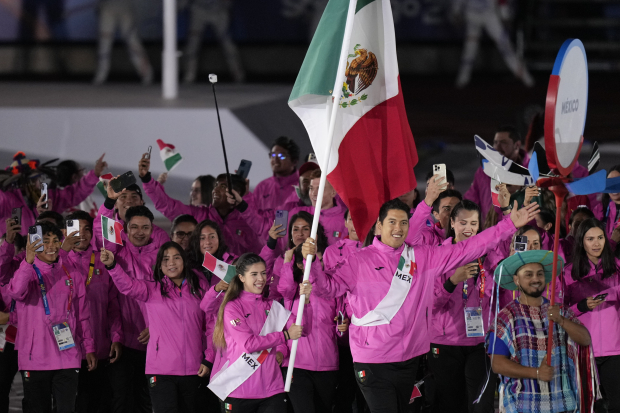Karina Esquer y Carlos Sansores fueron los abanderados de México en la inauguración de los Juegos Panamericanos 2023.
