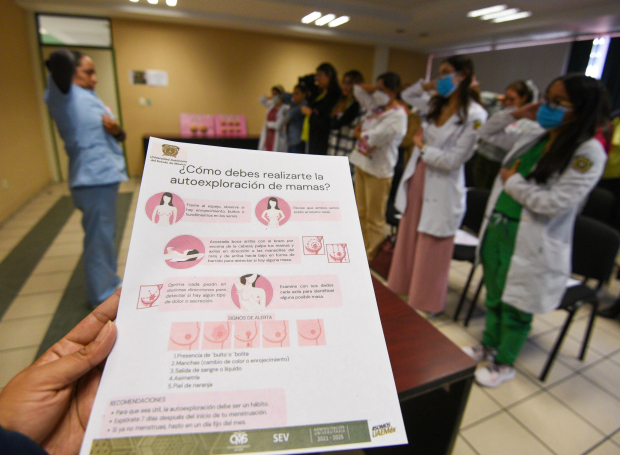 en 2022 se registraron 23 mil 790 nuevos casos de cáncer de mama en México, entre personas mayores de 20 años. De acuerdo con la Fundación Cima, detectar un caso a tiempo las posibilidades de cura son de hasta 85 por ciento. Diversas universidades y asociaciones realizan talleres de autoexploración de mama. En la imagen, taller impartido en la UAEM.