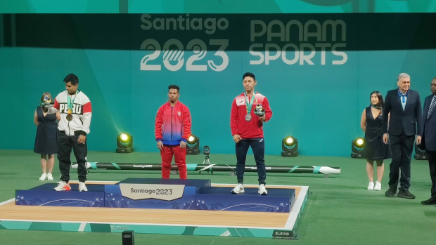 Víctor Badur Guemez Cel sube al segundo lugar del podio en la división 61 kg de levantamiento de pesas. Fue la primera medalla de plata para México en los Panamericanos Santiago 2023.