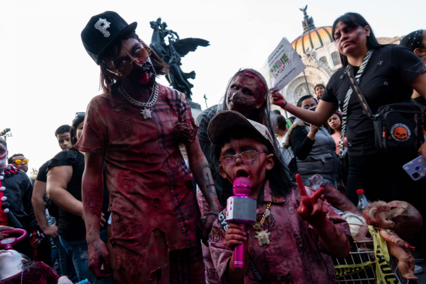 Disfraces alusivos al mismísimo Peso Pluma, cantante de regional mexicano, también están presentes en la "Marcha Zombie 2023"