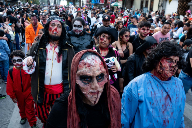 Personas disfrazadas tomaron las calles de Reforma y el Centro Histórico para participar en la edición 2023 de la Marcha Zombie
