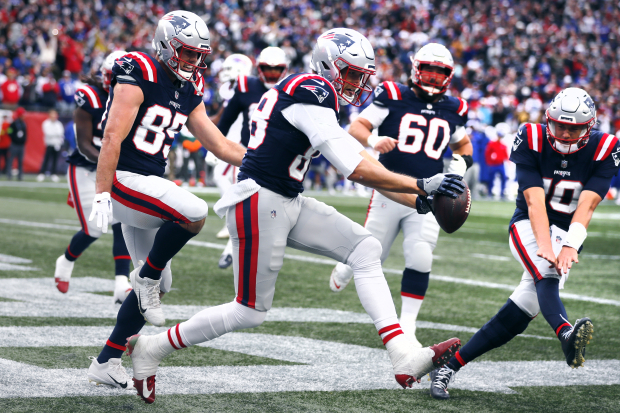Jugadores de los Patriots celebran tras anotar un touchdown en el encuentro ante los Bills
