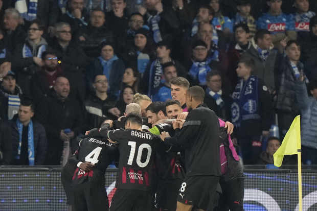 Jugadores del AC Milan celebra después de que Olivier Giroud anotó en el encuentro de cuartos de final de la Champions League ante el Napoli