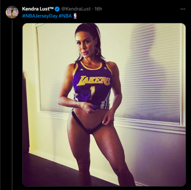 Kendra Lust motiva a Los Angeles Lakers con una foto en redes sociales.