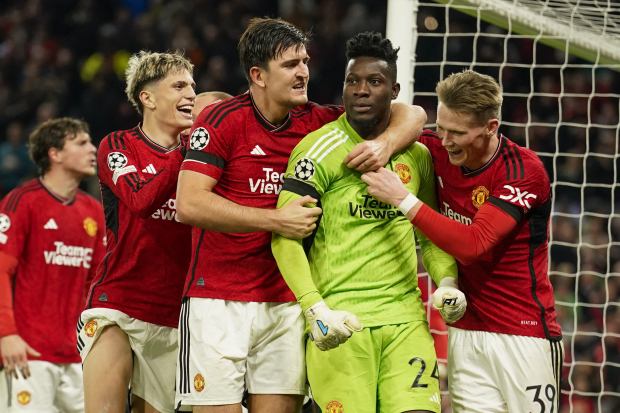 El portero del Manchester United, André Onana, celebra en el partido entre el Manchester United y Copenhague en la Champions League