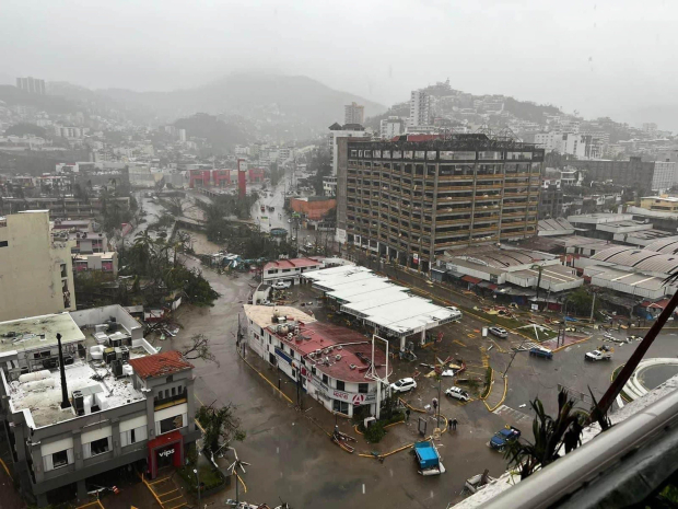 Calles y edificios de la zona de Acapulco lucen destruidos.