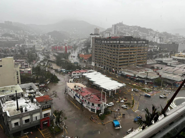 Plazas, hoteles y calles lucen destruidas tras la entrada del huracán Otis al puerto de Acapulco. Hasta el momento, se reporta una caída de las telecomunicaciones, así como bloqueos en las carreteras por diversos deslaves en la zona.