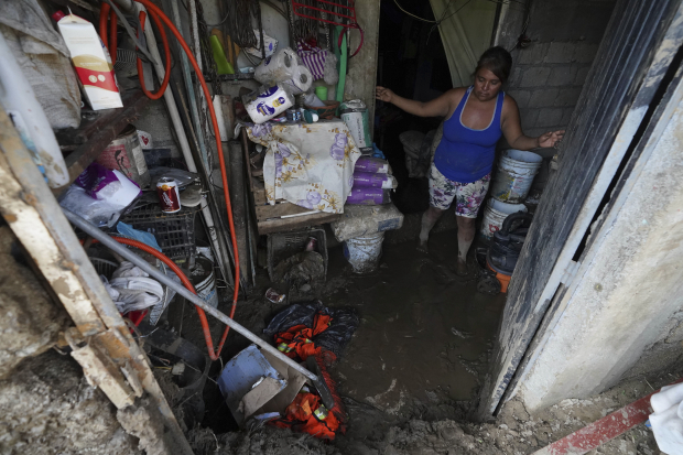 Una mujer muestra los daños en su vivienda en la zona popular de Acapulco, ayer.