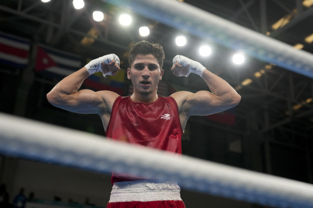 El mexicano Marco Verde celebra vencer al ecuatoriano José Rodríguez en la final de boxeo masculino de 71 kg en los Juegos Panamericanos Santiago 2023