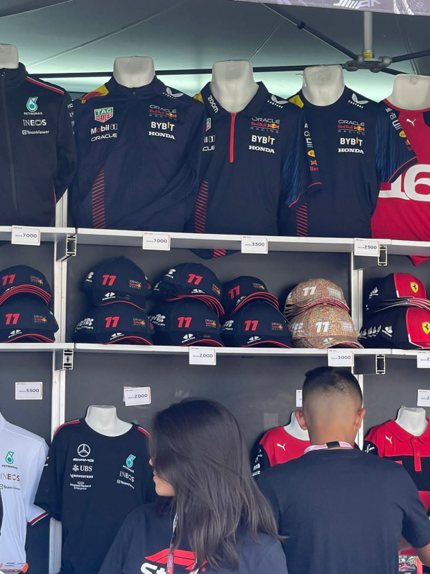 Venta de merch oficial en el Gran Premio de México.