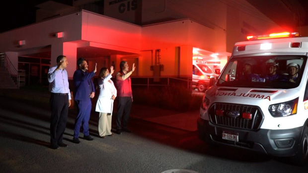 Cuatro ambulancias transportan al personal y equipo médico que auxiliará a los guerrerenses