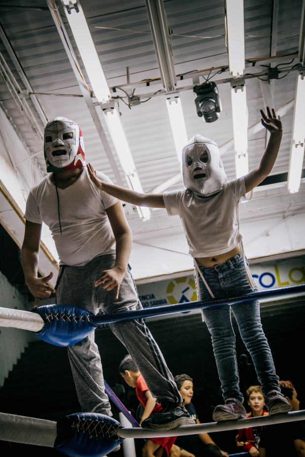 Niños con máscaras de luchador