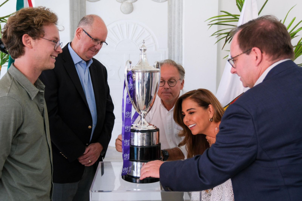 Mara Lezama recibió la copa del Torneo WTA Finals