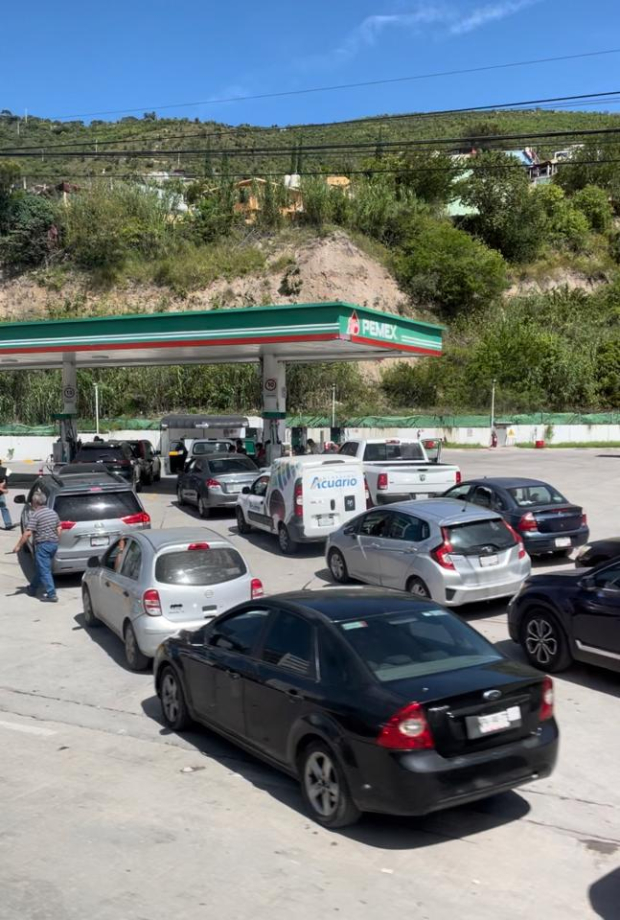 Personas esperan en largas filas para abastecerse de gasolina luego de que su venta se mantuviera suspendida derivado de las afectaciones por el Huracán Otis.