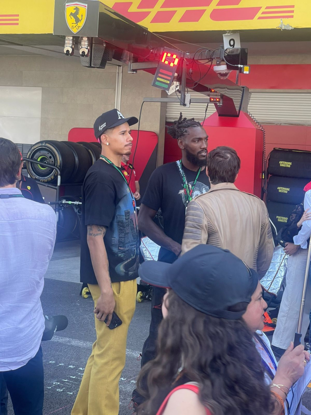 Juan Toscano en el garage de Ferrari en el GP de México 2023 de F1.