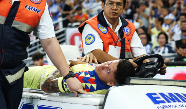 Brian Rodríguez sale en camilla tras la lesión que sufrió en el Monterrey vs América.