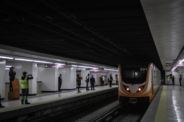 Un tren completamente nuevo circula ayer por las vías totalmente rehabilitadas de la Línea 1 del Metro, una vez que fue reanudado el servicio en el primer tramo.